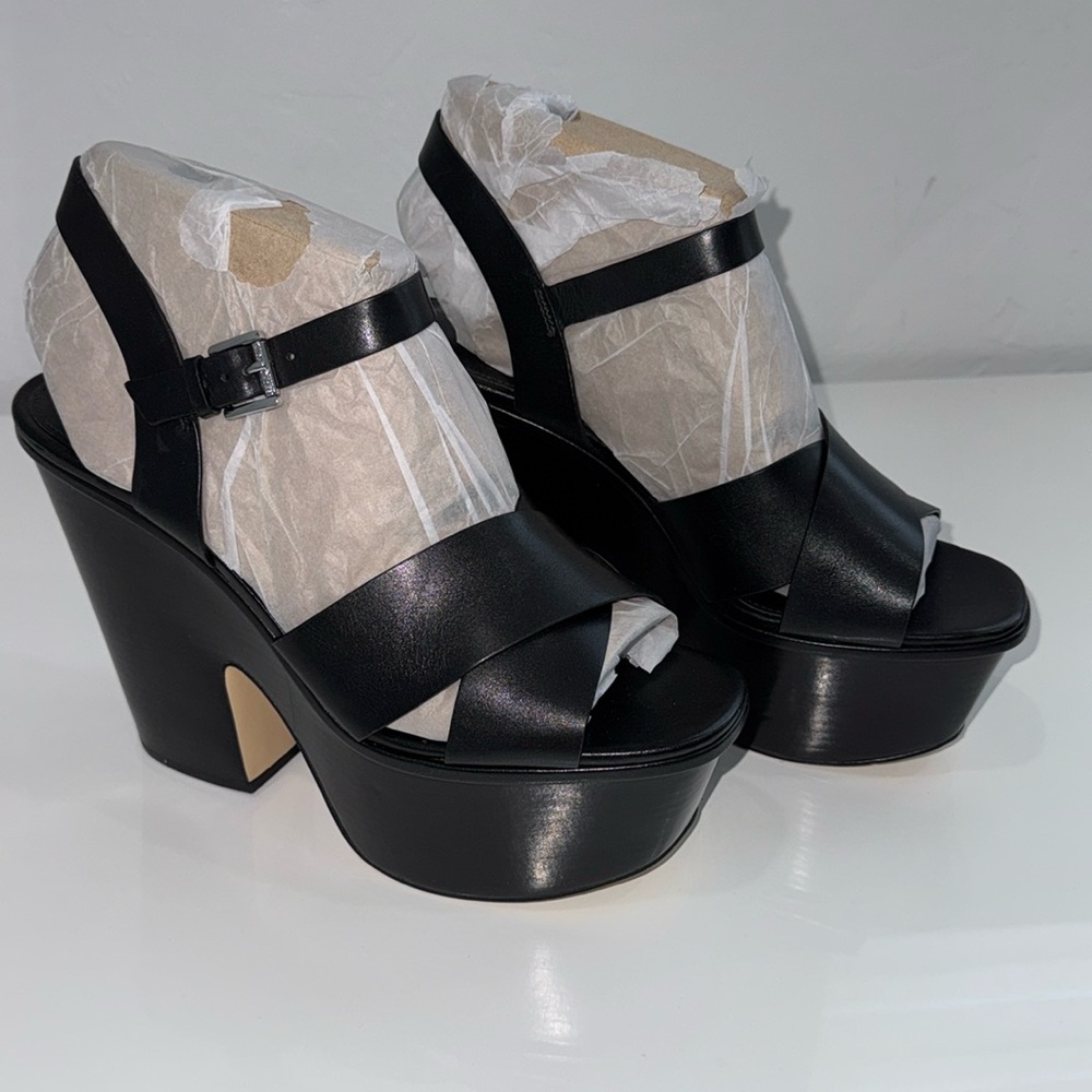 Michael Kors Divia Leather Platform Sandal in black. Size 10M
